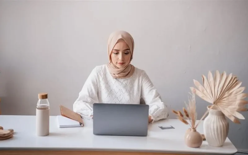 ما هي الضوابط القانونية للعمل عن بُعد وفق المادة 96 بقانون العمل؟